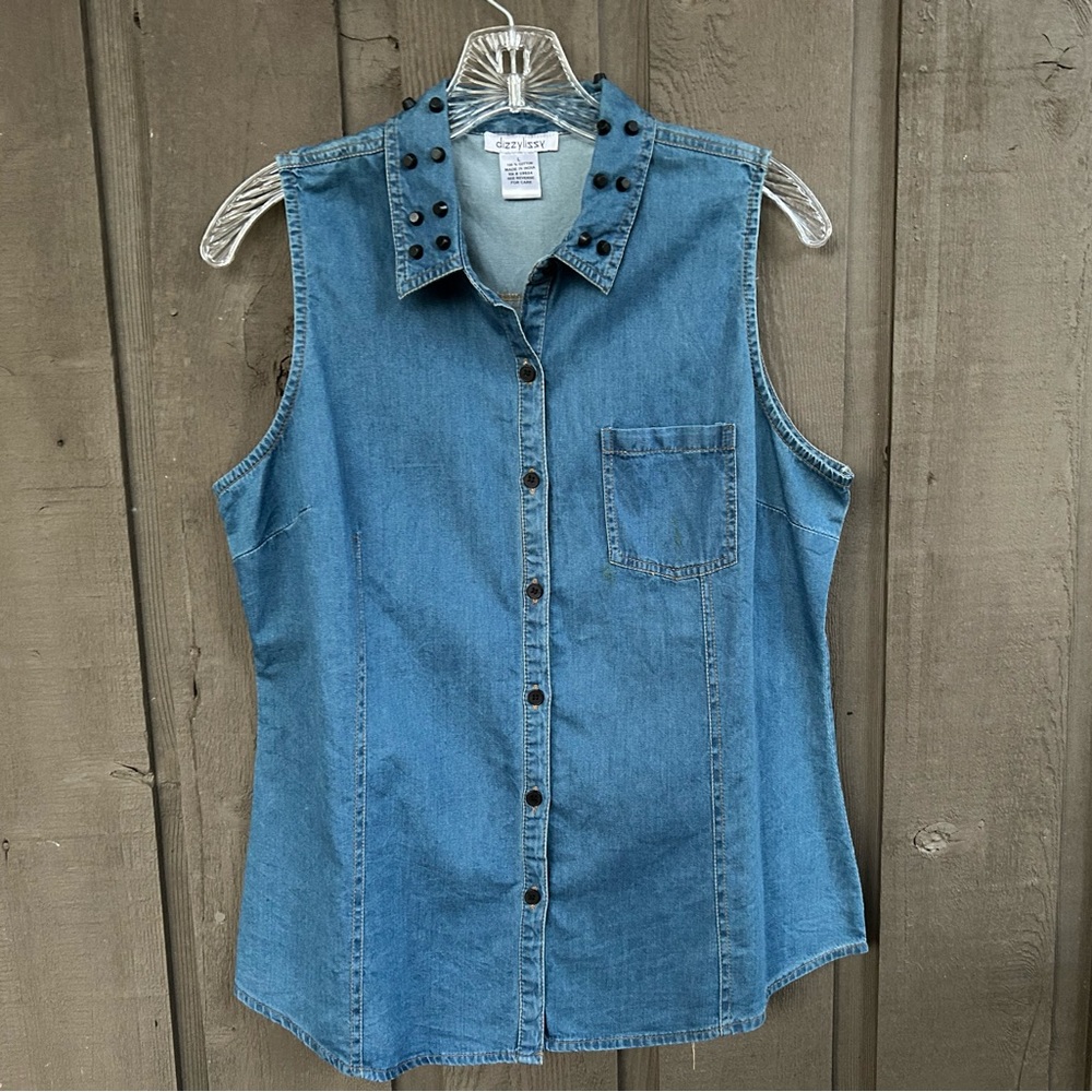 Sleeveless jean top with collar trim